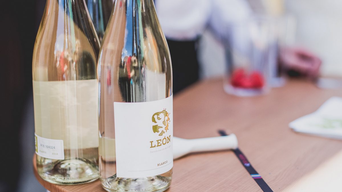 «Blancomántico»: la DO León vuelve  a inundar el barrio Romántico de vino blanco de la variedad Albarín