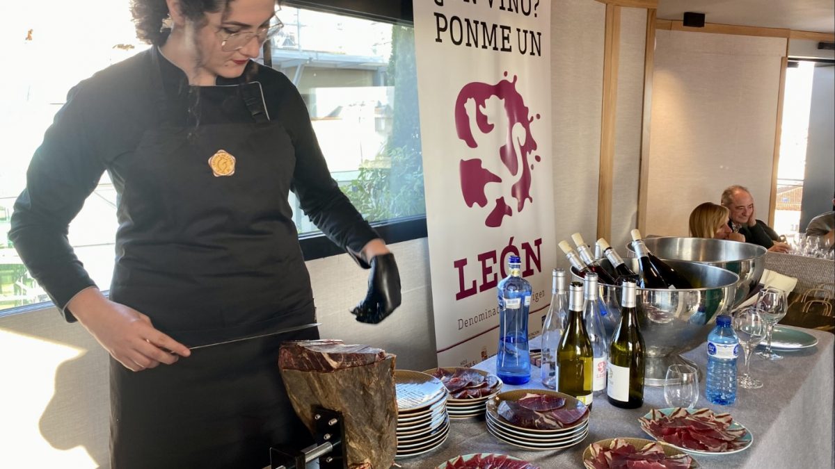 Un maridaje cazurro une a los vinos de la DO León con la cecina IGP en una actividad divulgativa en Madrid